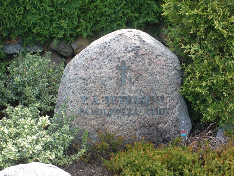 P. A. Petersen's familiegravsted.JPG